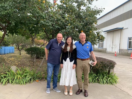 Latest company news about İngiliz müşteriler fabrikayı ziyaret ediyor ve işbirliği için görüşmeler yapıyorlar.