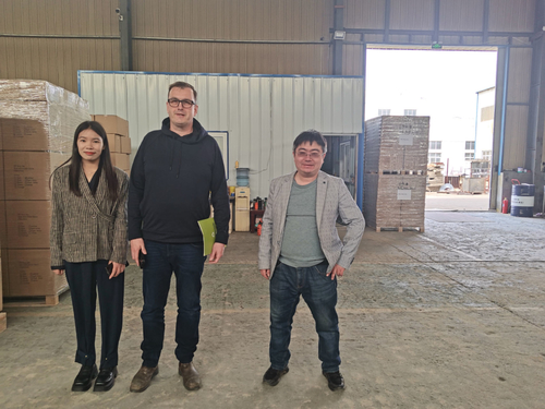 Latest company news about Amerikalı müşteriler fabrikayı ziyaret ediyor ve işbirliği için görüşmeler yapıyorlar.